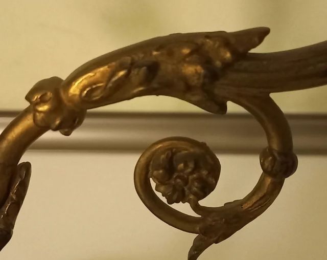 2 cose: candelabri antichi e scatole cinesi