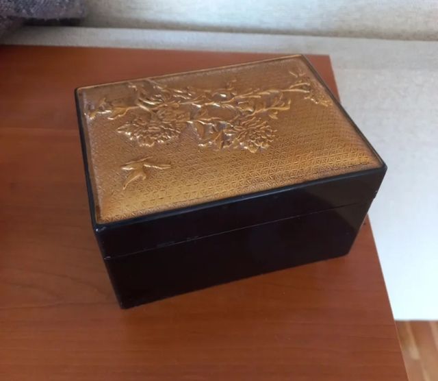 2 cose: candelabri antichi e scatole cinesi