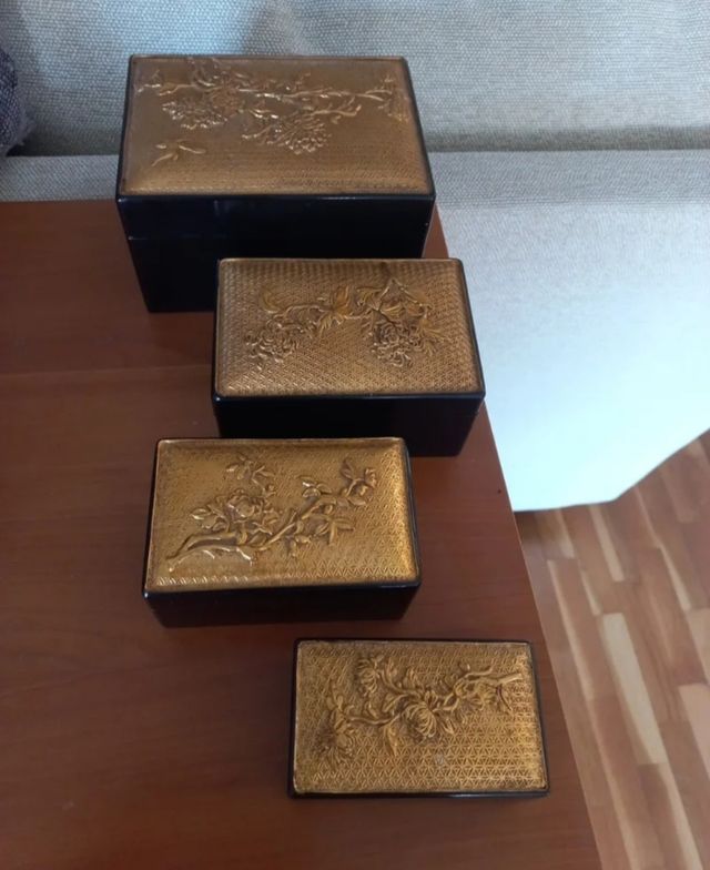 2 cose: candelabri antichi e scatole cinesi