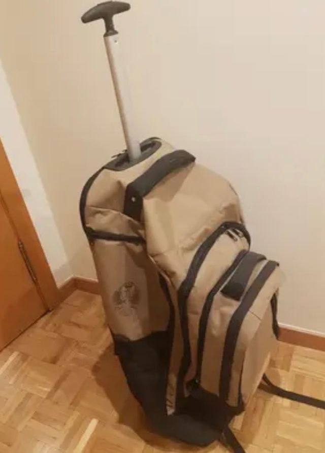 Maleta tipo troley ejercito de segunda mano por 35 EUR en Madrid en