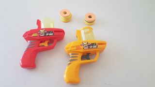 2 pistolas juguete