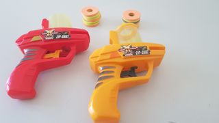 2 pistolas juguete