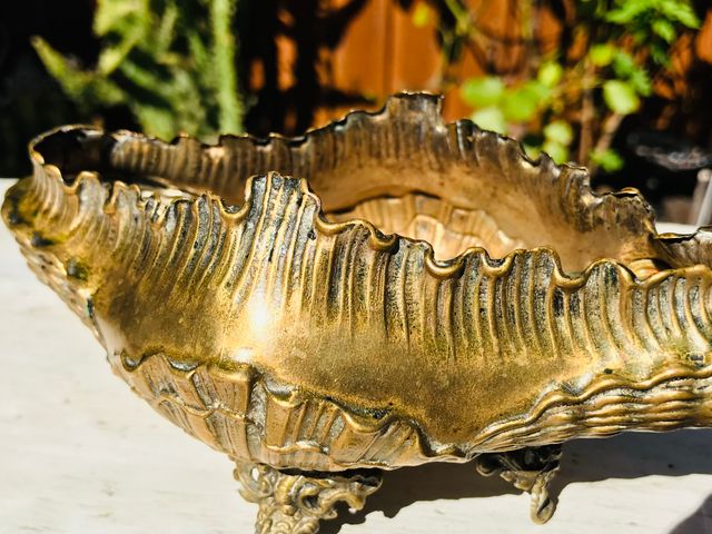 TARJETERO REPUJADO FRANCES DE LATÓN MODERNISTA