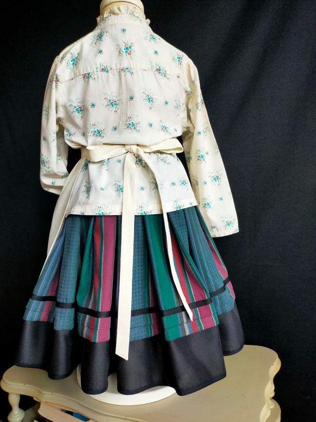 falda y delantal de baserritarra. 4 años.