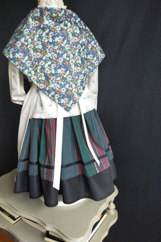 falda y delantal de baserritarra. 4 años.