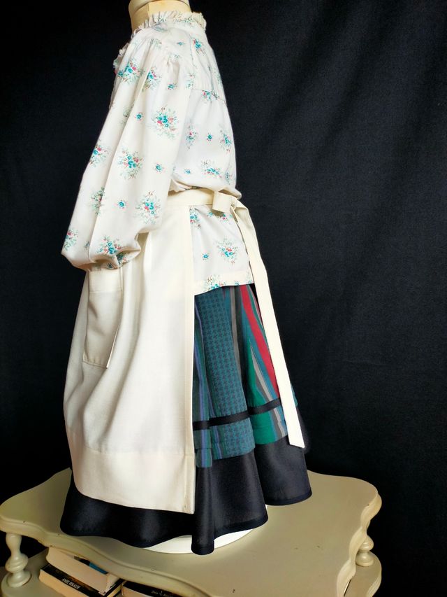 falda y delantal de baserritarra. 4 años.