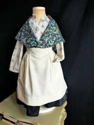 falda y delantal de baserritarra. 4 años.