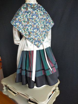 falda y delantal de baserritarra. 4 años.