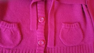 chaqueta roja larga .