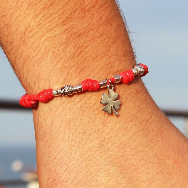 Pulsera Roja con nudos y Trébol de la Suerte.