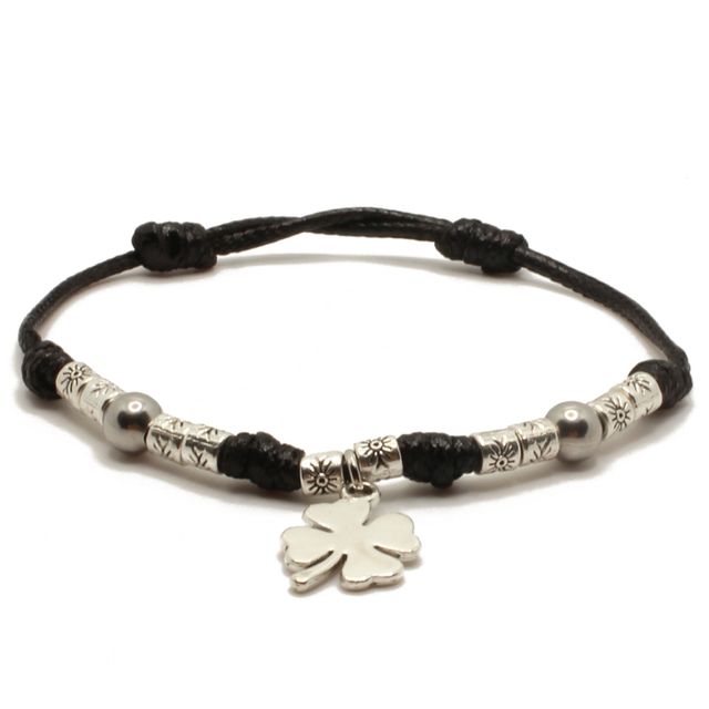 Pulsera Roja con nudos y Trébol de la Suerte.