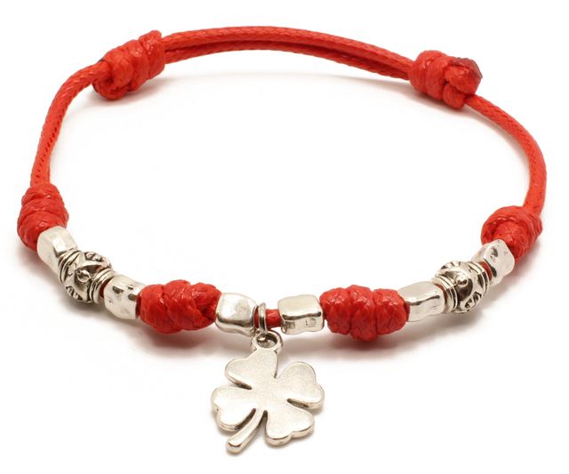 Pulsera Roja con nudos y Trébol de la Suerte.