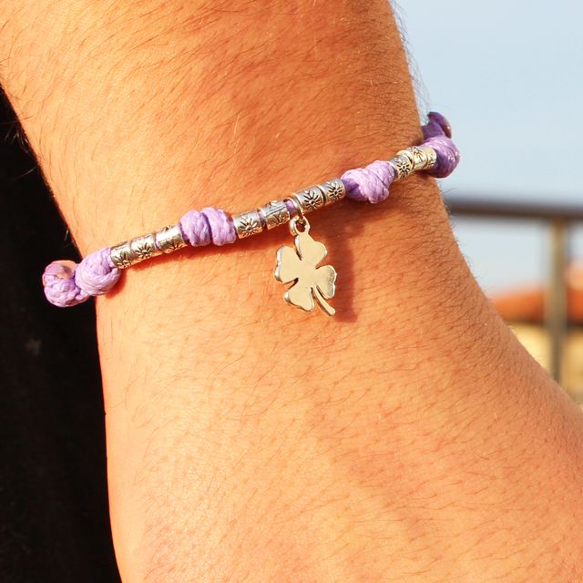 Pulsera Roja con nudos y Trébol de la Suerte.