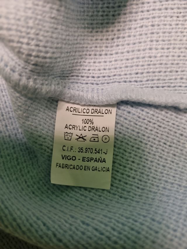 Abrigo de lana azul cielo bebé, y gorrito a juego.