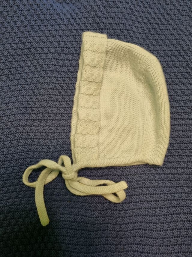 Abrigo de lana azul cielo bebé, y gorrito a juego.