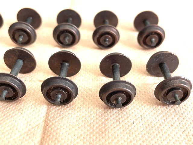 12 piezas de ruedas de metal para trenes H0.
