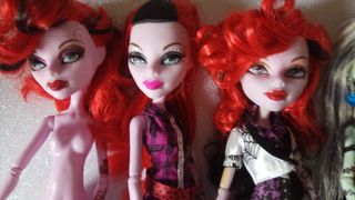 MUÑECAS MONSTER HIGH. EN EL ORDEN DE LA FOTO: 
- O