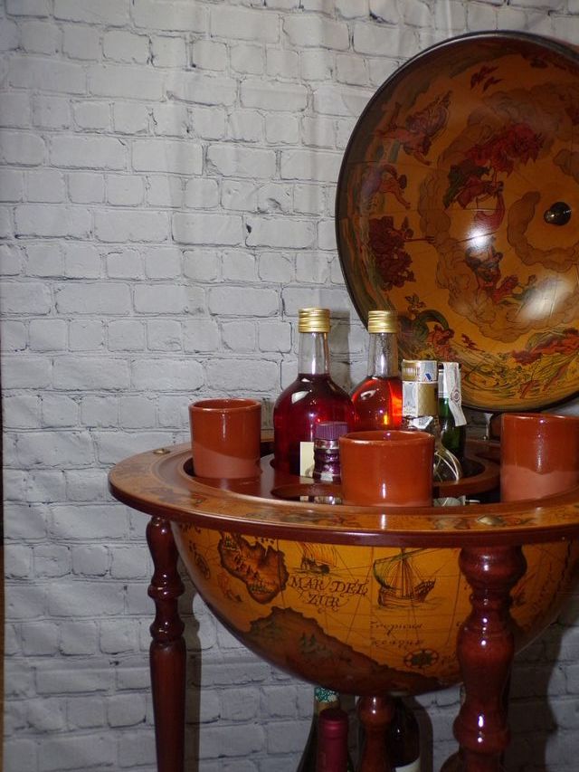 Bar antiguo bola del mundo