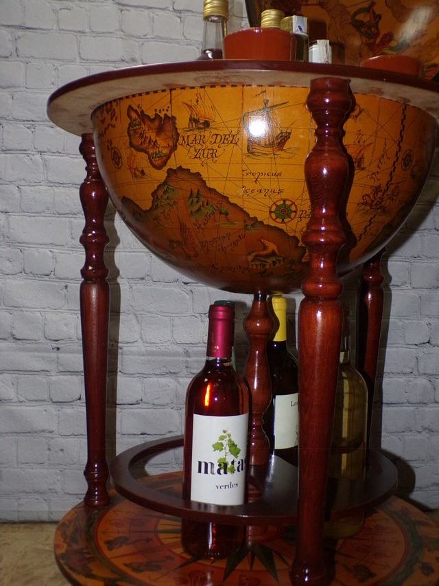 Bar antiguo bola del mundo