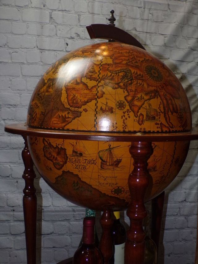 Bar antiguo bola del mundo