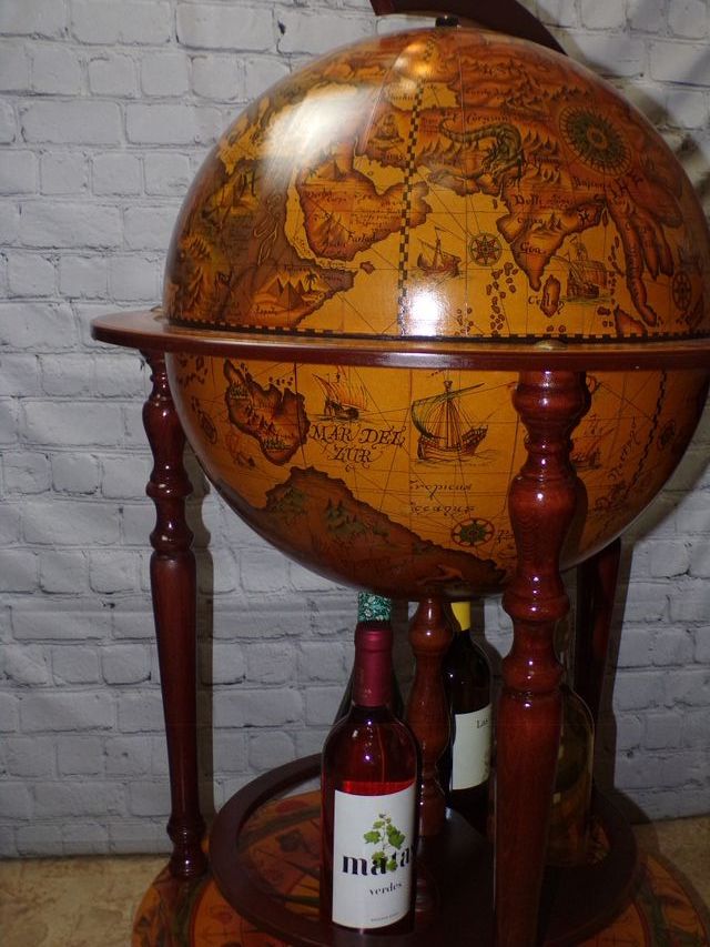 Bar antiguo bola del mundo