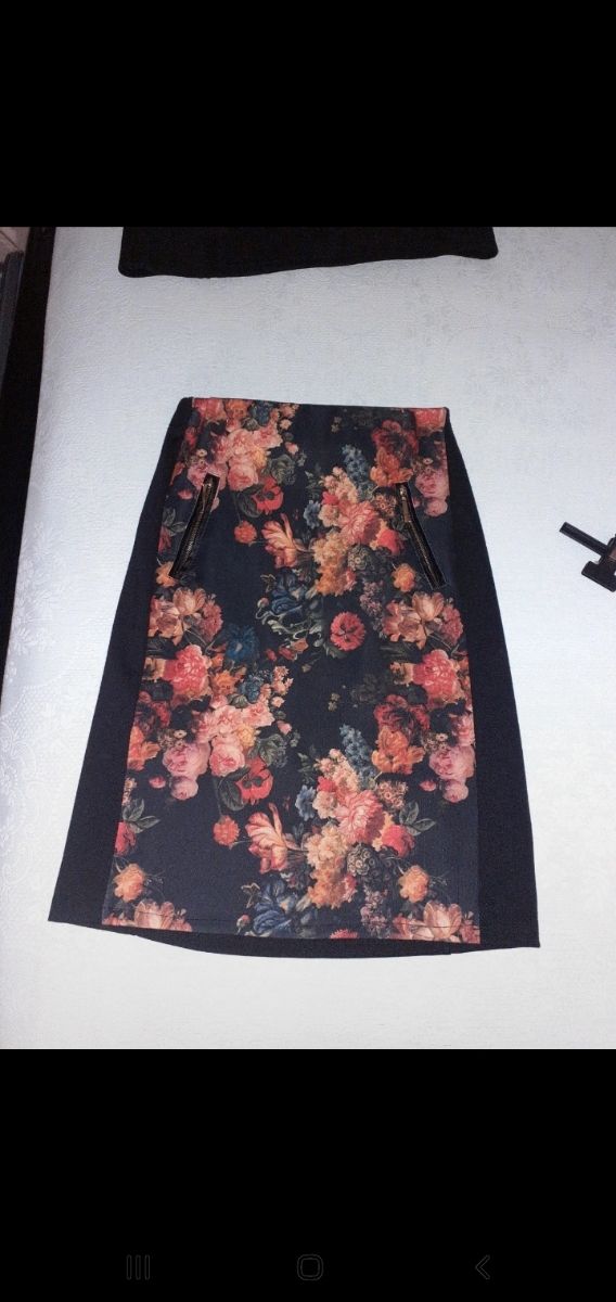 Gonna elasticizzata a vita alta nera fiorata