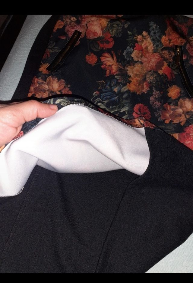 Gonna elasticizzata a vita alta nera fiorata