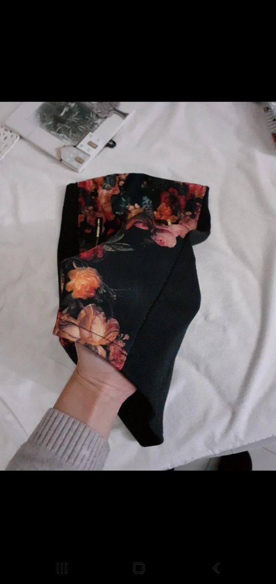 Gonna elasticizzata a vita alta nera fiorata