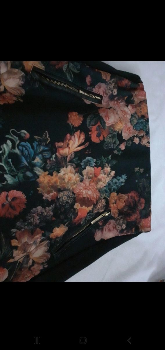 Gonna elasticizzata a vita alta nera fiorata