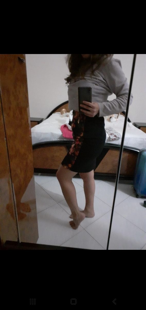 Gonna elasticizzata a vita alta nera fiorata