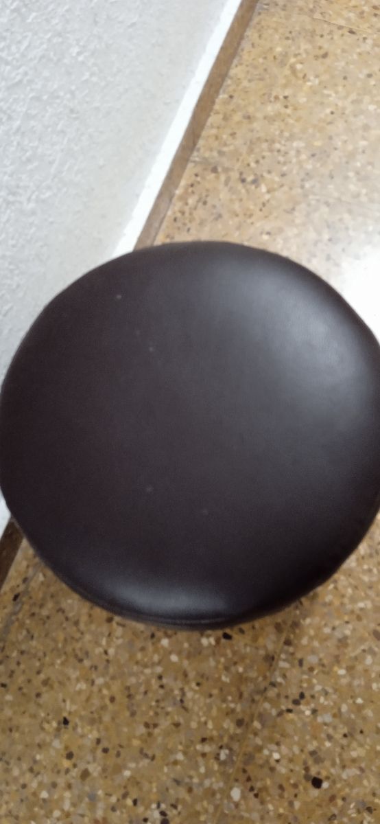 puff- taburete con almacenaje y ruedas