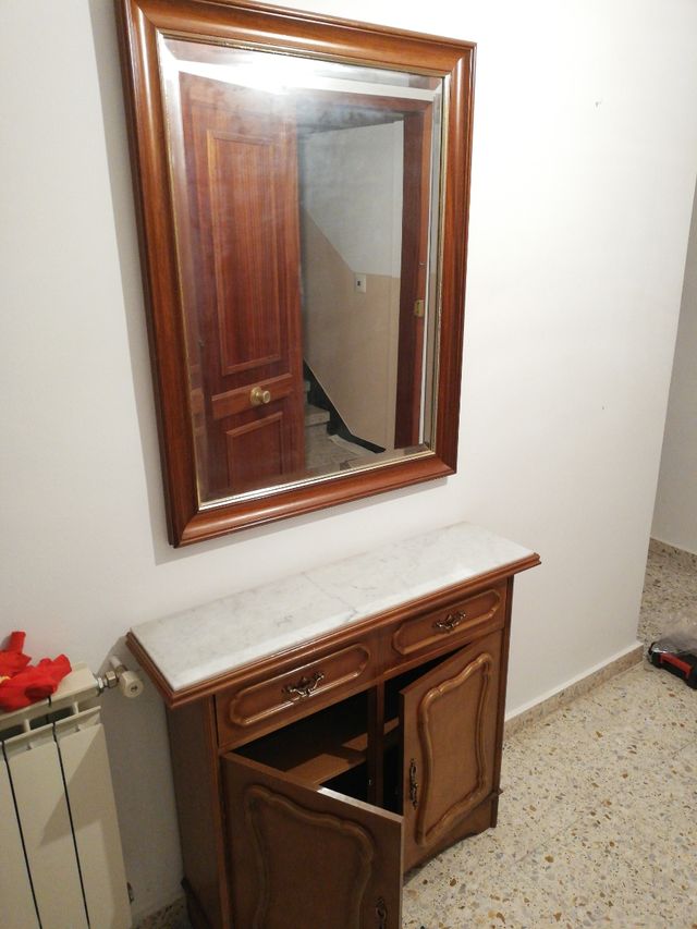 Recibidor con espejo de madera y marmol