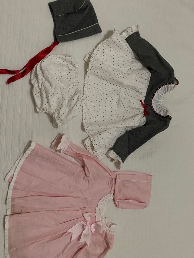 Se venden vestiditos de niña.