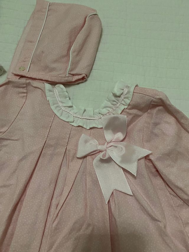 Se venden vestiditos de niña.