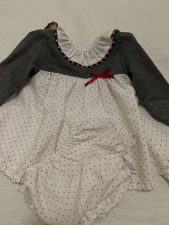 Se venden vestiditos de niña.