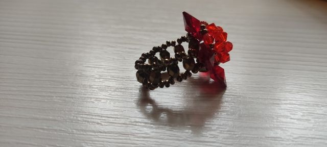 Anillo flor rojo