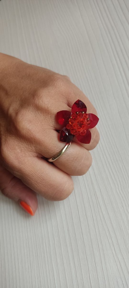 Anillo flor rojo