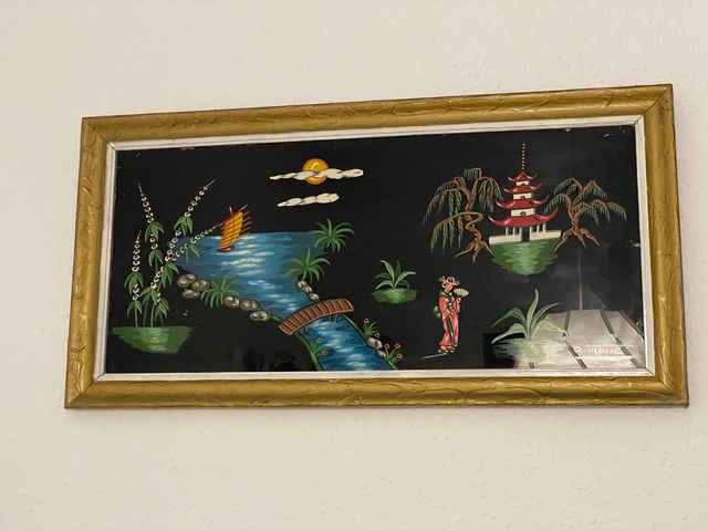 Una pintura de un río pintada sobre vidrio