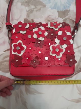 Bolso rojo con flores en relieve de Parfois