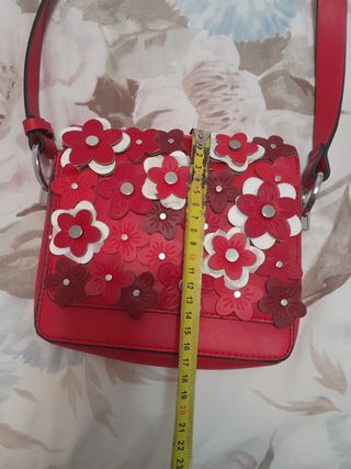 Bolso rojo con flores en relieve de Parfois