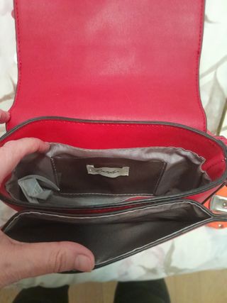Bolso rojo con flores en relieve de Parfois