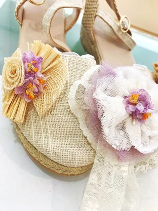zapatillas comunión esparto y broche del pelo