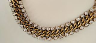 Gargantilla dorada y brillantes.