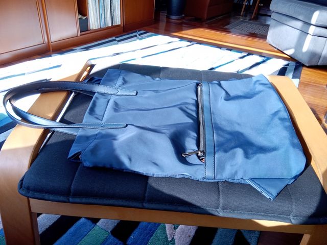 bolso azul, muy ligero