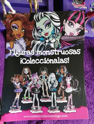 LOTE COLECCIÓN 29 MONSTER HIGH + PEANAS + BASES...