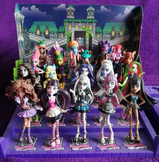 LOTE COLECCIÓN 29 MONSTER HIGH + PEANAS + BASES...