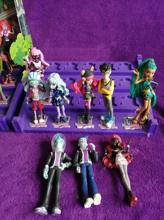 LOTE COLECCIÓN 29 MONSTER HIGH + PEANAS + BASES...