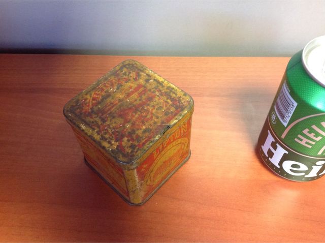 Antigua caja de hojalata litografiada