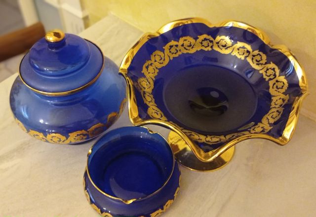 set da tre pezzi: alzatina, ampolla, portacenere.