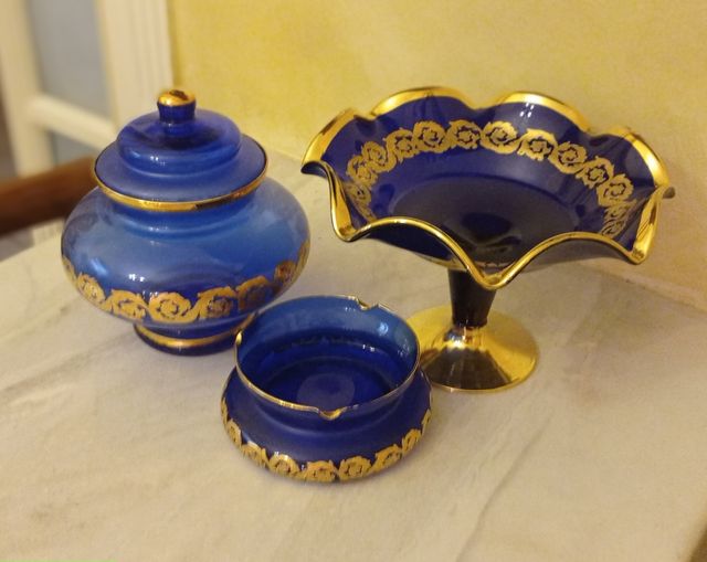 set da tre pezzi: alzatina, ampolla, portacenere.